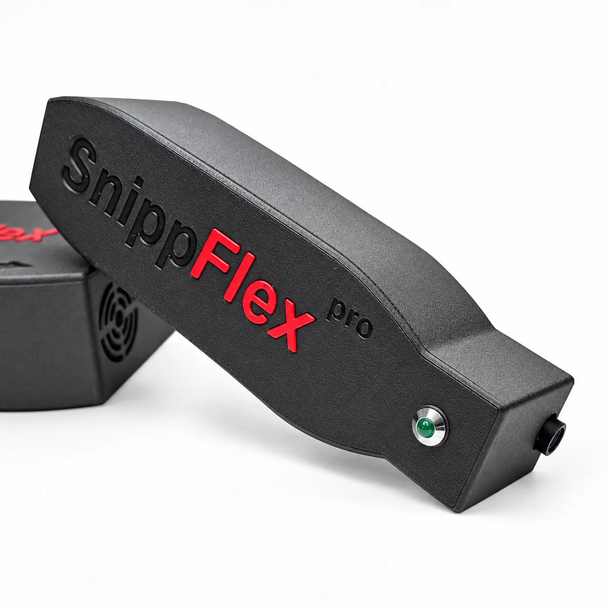 Das längere SnippFLEX Modul diagonal vor weißem Hintergrund, mit grüner Anzeige an der Stirnseite