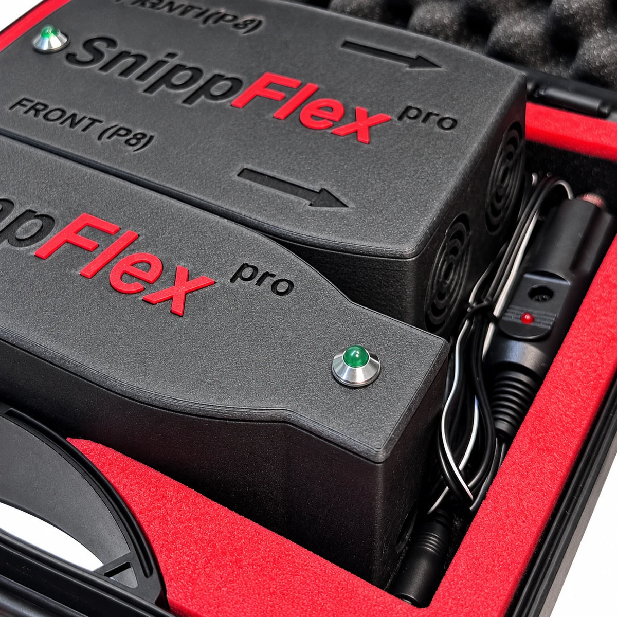 Die SnippFLEX Pro Module im Koffer, daneben das Anschlusskabel mit Zwölf-Volt-Stecker