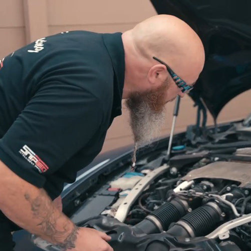 Snippwerk Partner beim Einbau im Motorraum eines Autos
